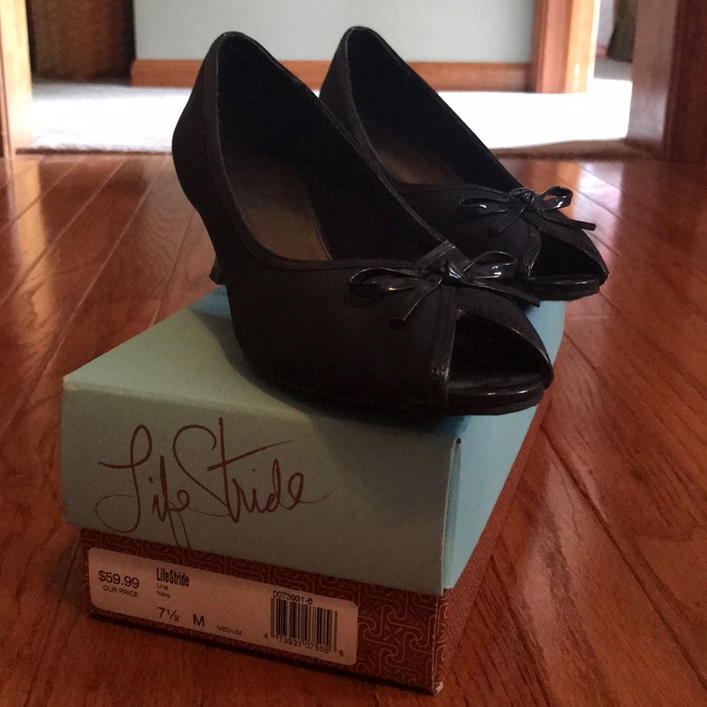 Life Stride navy heel